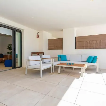 Heated Pool And Gym Premium Apartment