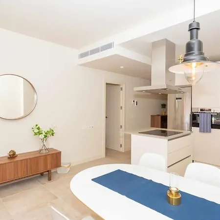Heated Pool And Gym Premium Apartment
