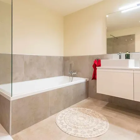 Heated Pool And Gym Premium Apartment